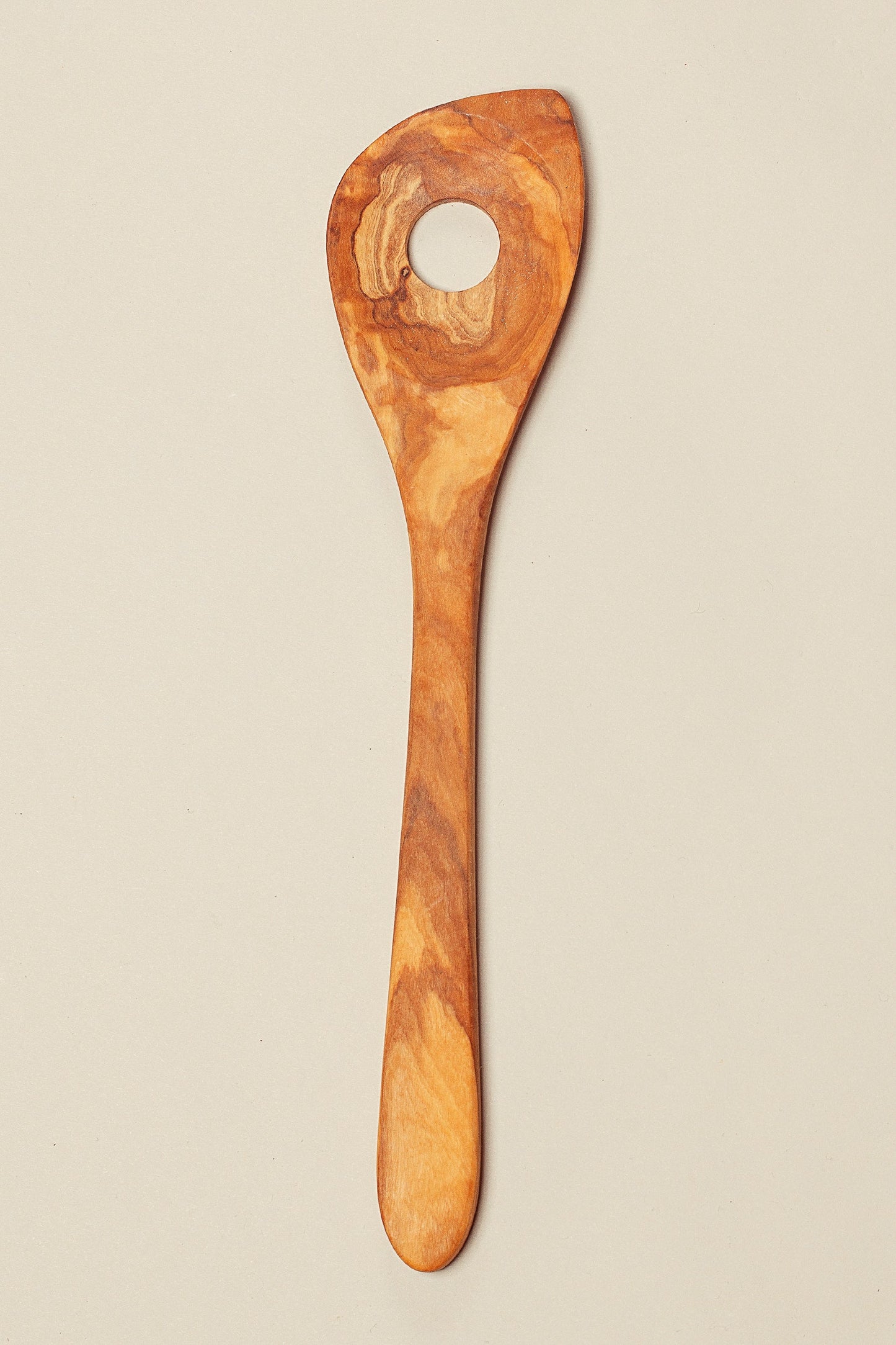 Cuchara con agujero de madera de olivo