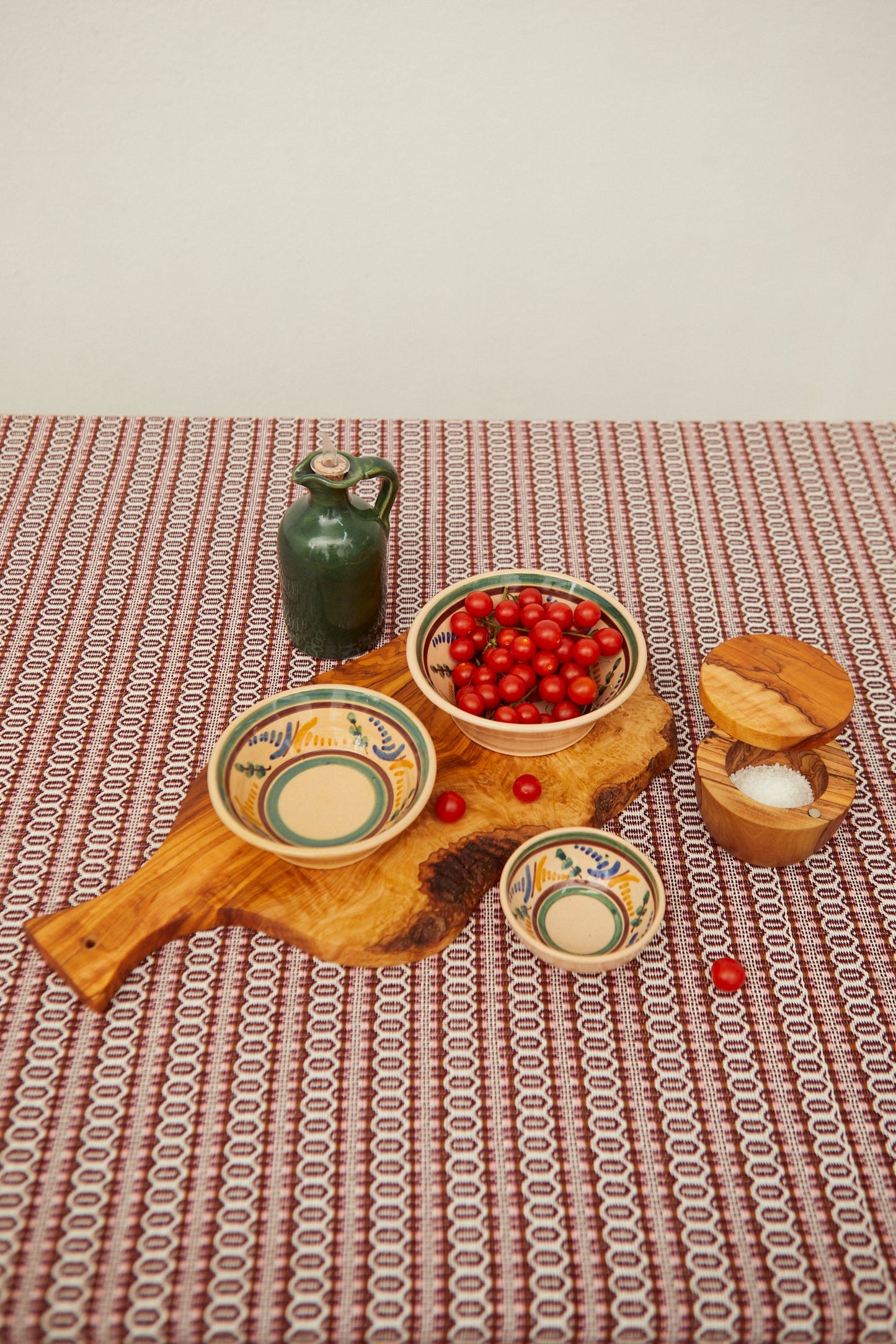 Salzstreuer mit magnetischem Deckel aus Olivenholz