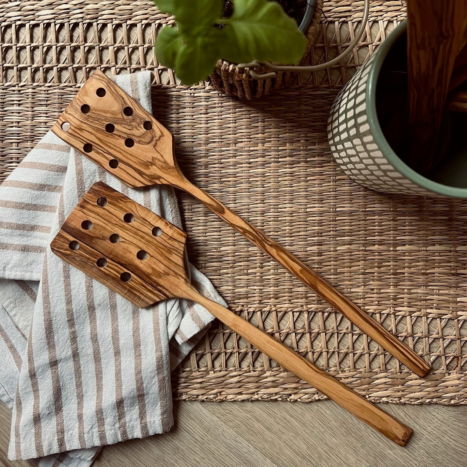 Rasera / espumadera  de madera - OLIVO