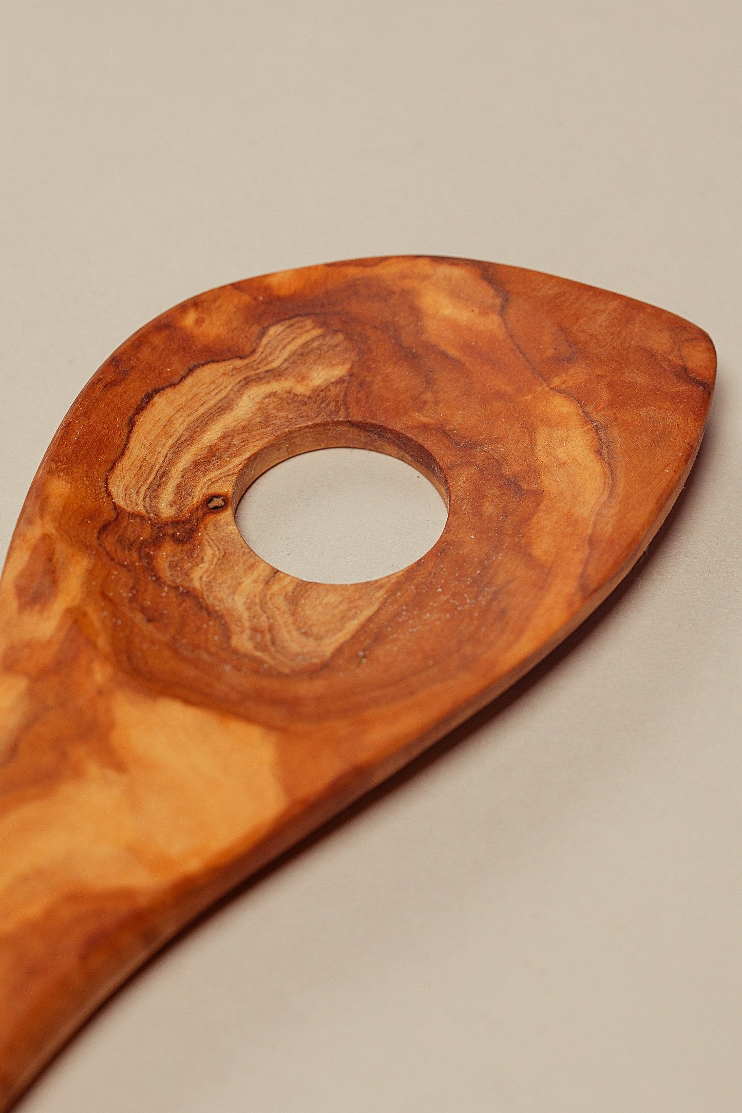 Cuchara con agujero de madera de olivo