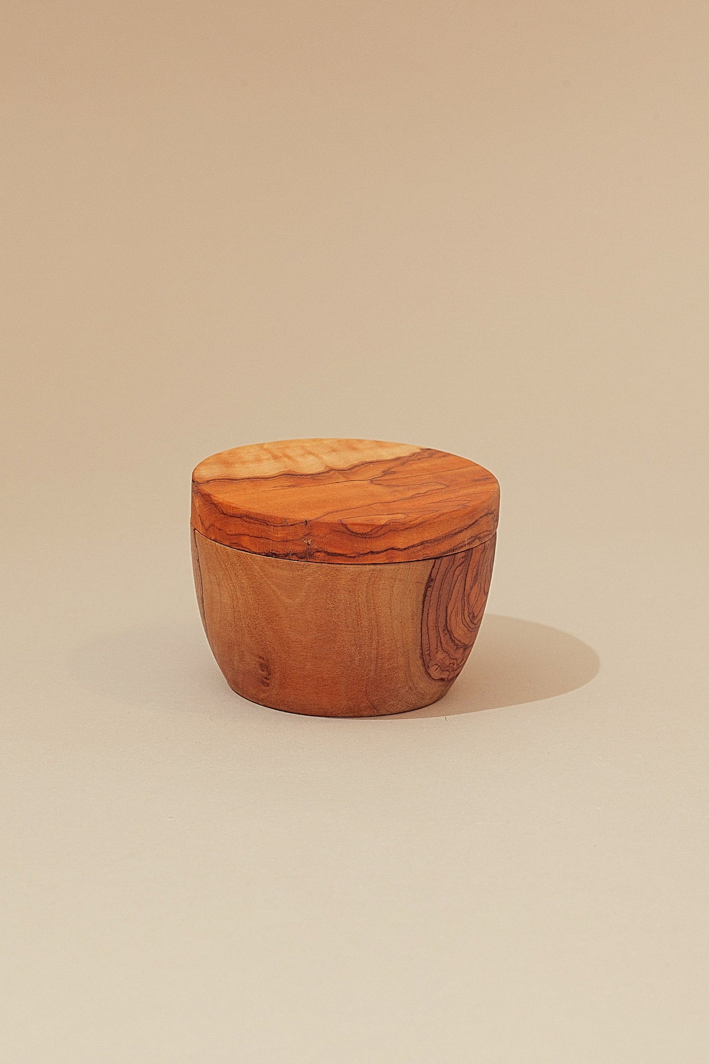 Salzstreuer mit magnetischem Deckel aus Olivenholz