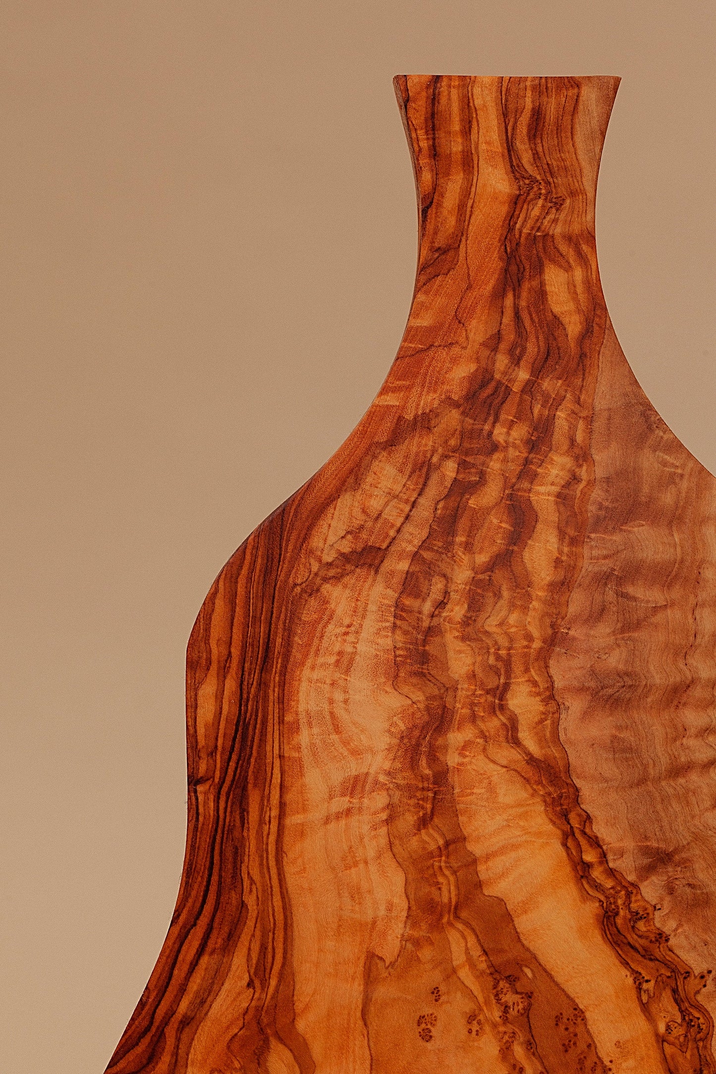 Tabla de madera de olivo irregular con mango mediana